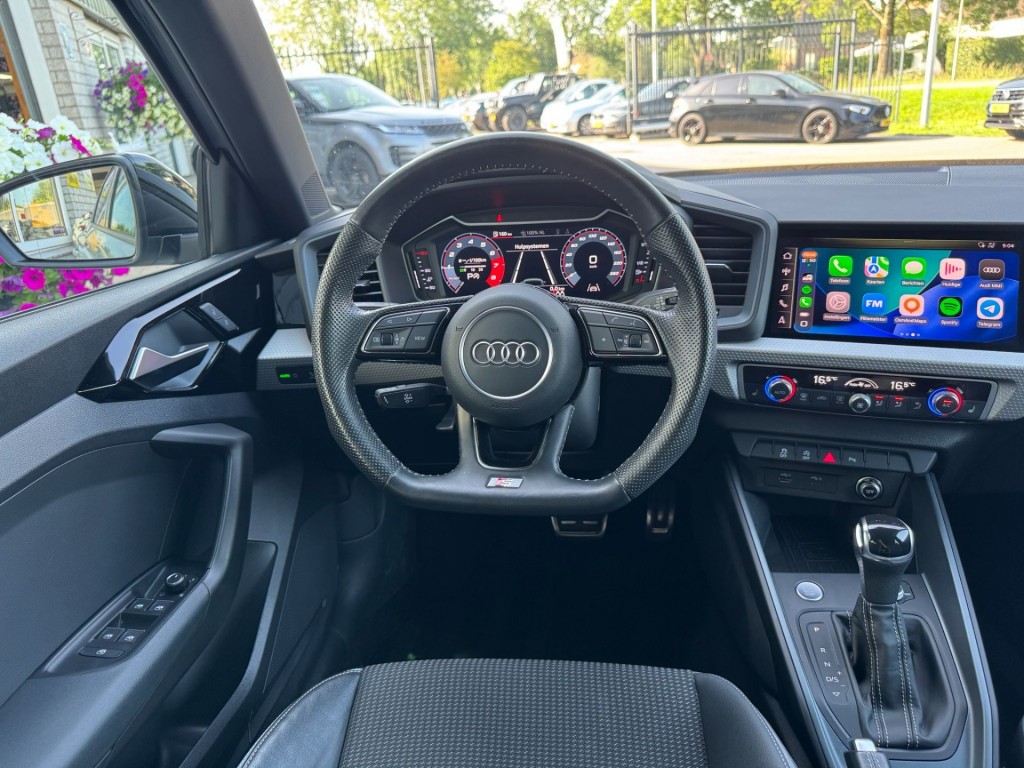 Audi A1 Audi A1 35 TFSI 3x S-line Carplay Stoelverw Afgevlakt stuurwiel twotone 180pk Erg mooi!