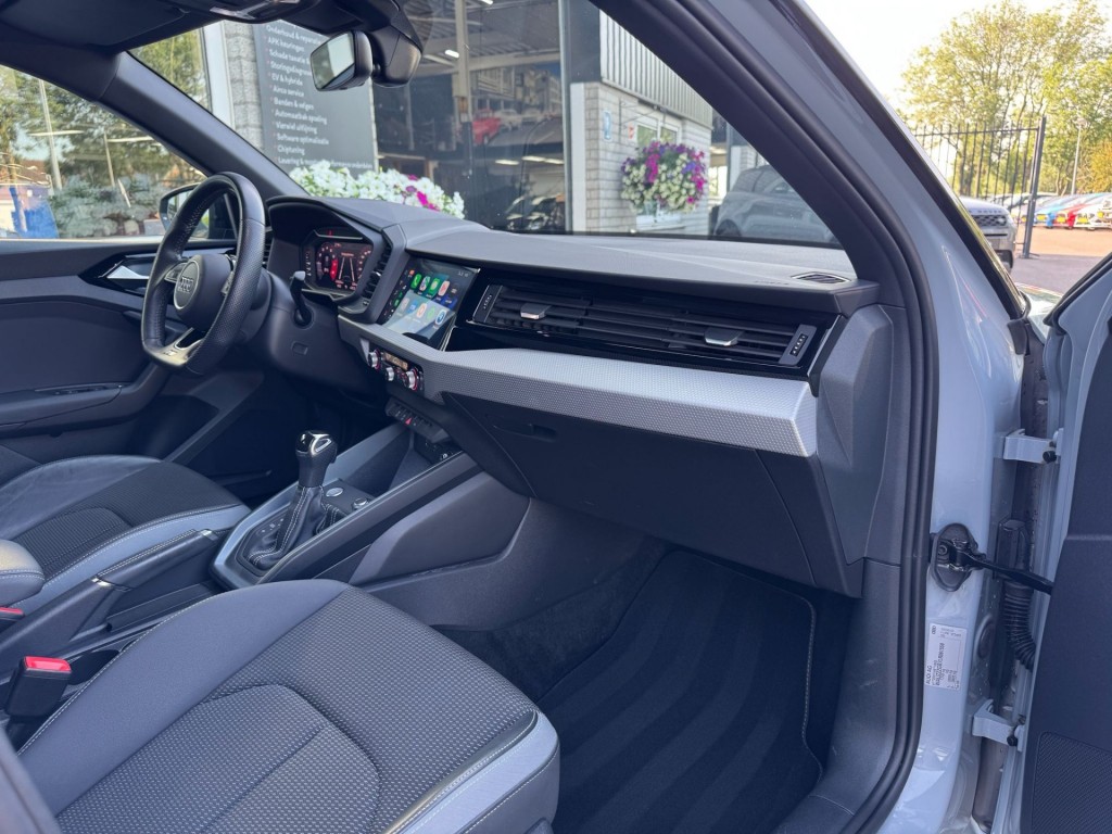 Audi A1 Audi A1 35 TFSI 3x S-line Carplay Stoelverw Afgevlakt stuurwiel twotone 180pk Erg mooi!
