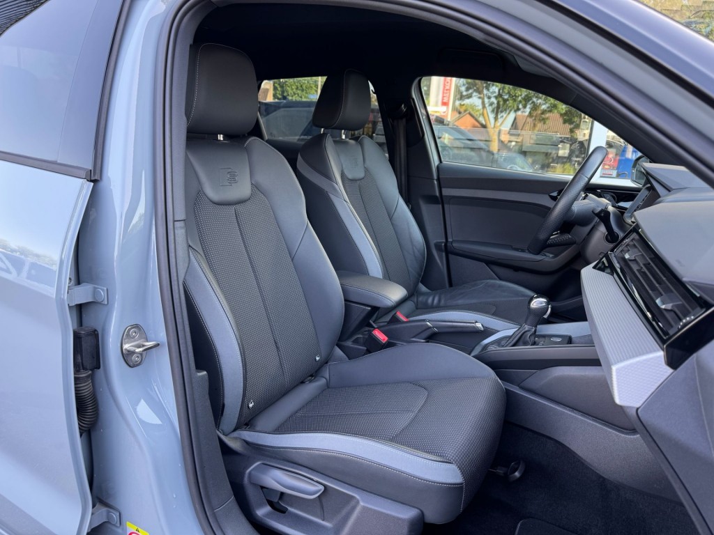 Audi A1 Audi A1 35 TFSI 3x S-line Carplay Stoelverw Afgevlakt stuurwiel twotone 180pk Erg mooi!