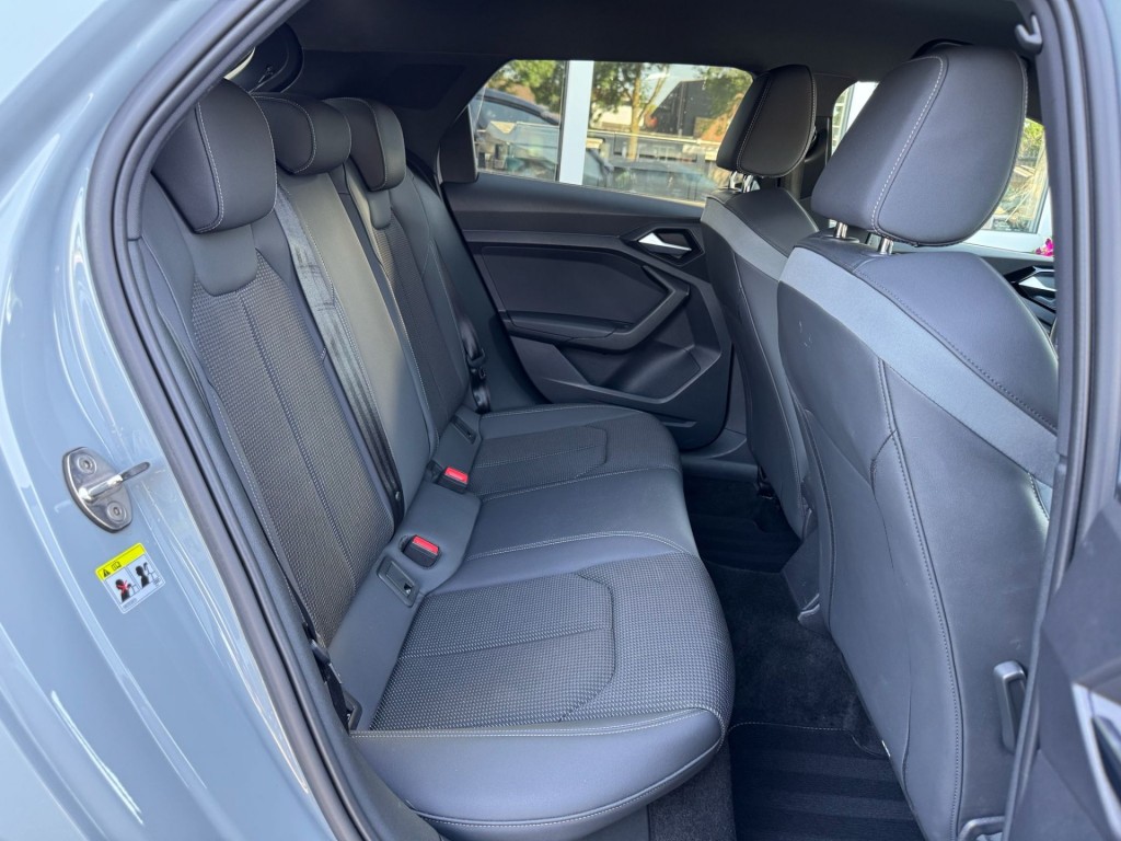 Audi A1 Audi A1 35 TFSI 3x S-line Carplay Stoelverw Afgevlakt stuurwiel twotone 180pk Erg mooi!