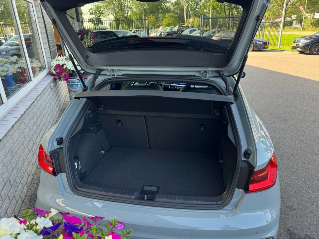 Audi A1 Audi A1 35 TFSI 3x S-line Carplay Stoelverw Afgevlakt stuurwiel twotone 180pk Erg mooi!