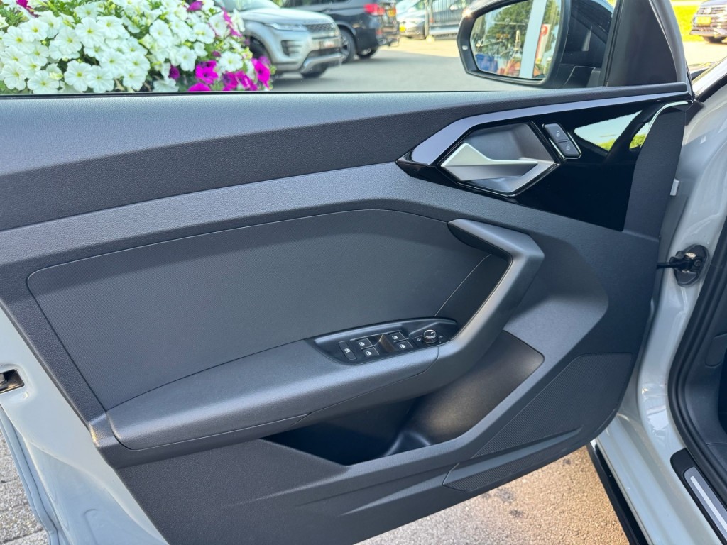 Audi A1 Audi A1 35 TFSI 3x S-line Carplay Stoelverw Afgevlakt stuurwiel twotone 180pk Erg mooi!