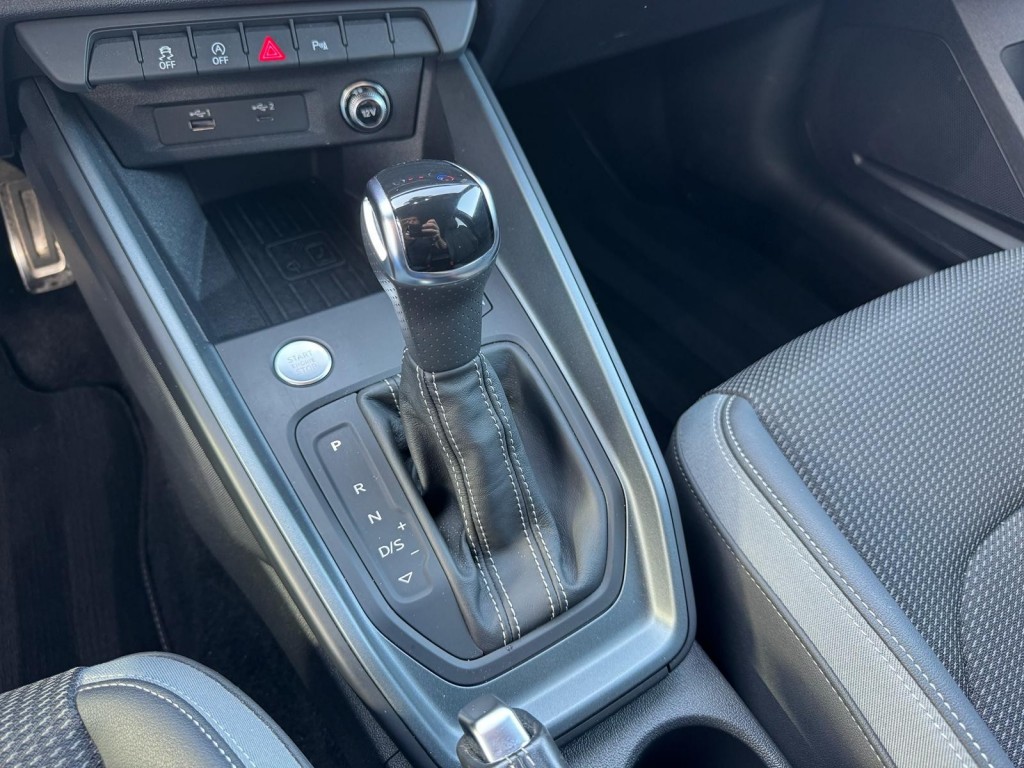 Audi A1 Audi A1 35 TFSI 3x S-line Carplay Stoelverw Afgevlakt stuurwiel twotone 180pk Erg mooi!