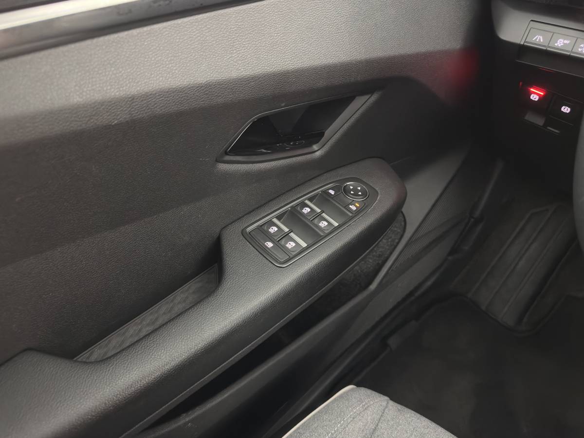 Renault Megane E-Tech Renault Megane E-Tech EV60 Optimum Charge Evolution [3-Fase-22kW] {SoH-91%} (INCL-BTW) Aut. *HEATPUMP | FULL-LED | CAMERA | LANE-ASSIST | KEYLESS | NAVI-FULLMAP | CARPLAY | COMFORTSEATS | DIGI-COCKPIT | ECC | PDC | 18″ALU*