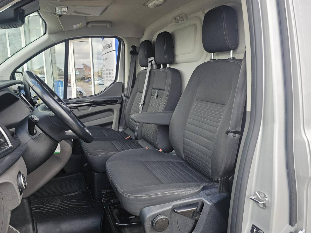 Ford Transit Custom Ford Transit Custom 300 2.0 TDCI L1H1 Limited | SCI | Automaat | Trekhaak | Ladder | Camera | Stoelverwarming | Cruise control | Lane assist | Keurige auto!