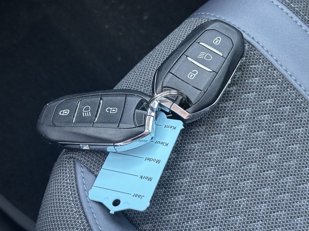 Peugeot 2008 Peugeot 2008 1.2 Allure | Keyless | Nieuwe distributieriem |
