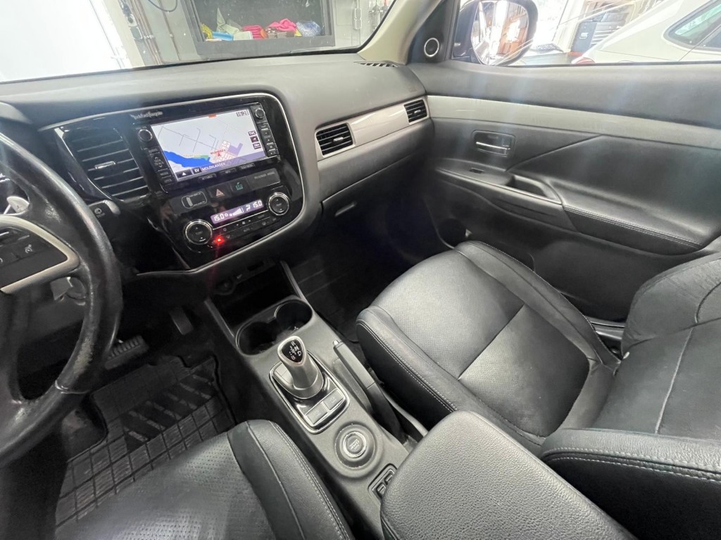 Mitsubishi Outlander Mitsubishi Outlander 2.0 PHEV L ED. XLINE 4 WD Trekhaak Schuif/kanteldak Leder Navi