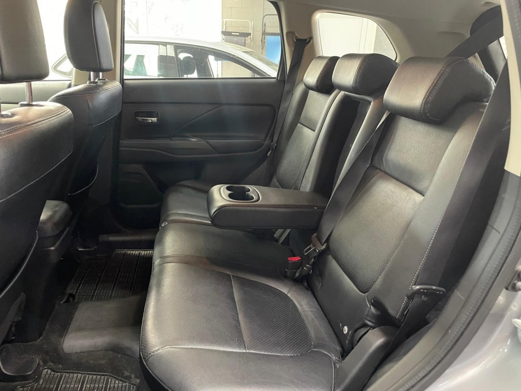 Mitsubishi Outlander Mitsubishi Outlander 2.0 PHEV L ED. XLINE 4 WD Trekhaak Schuif/kanteldak Leder Navi