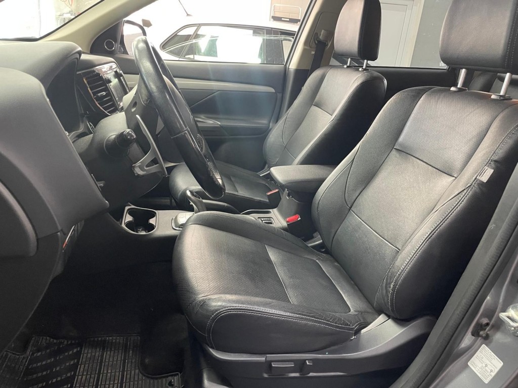 Mitsubishi Outlander Mitsubishi Outlander 2.0 PHEV L ED. XLINE 4 WD Trekhaak Schuif/kanteldak Leder Navi