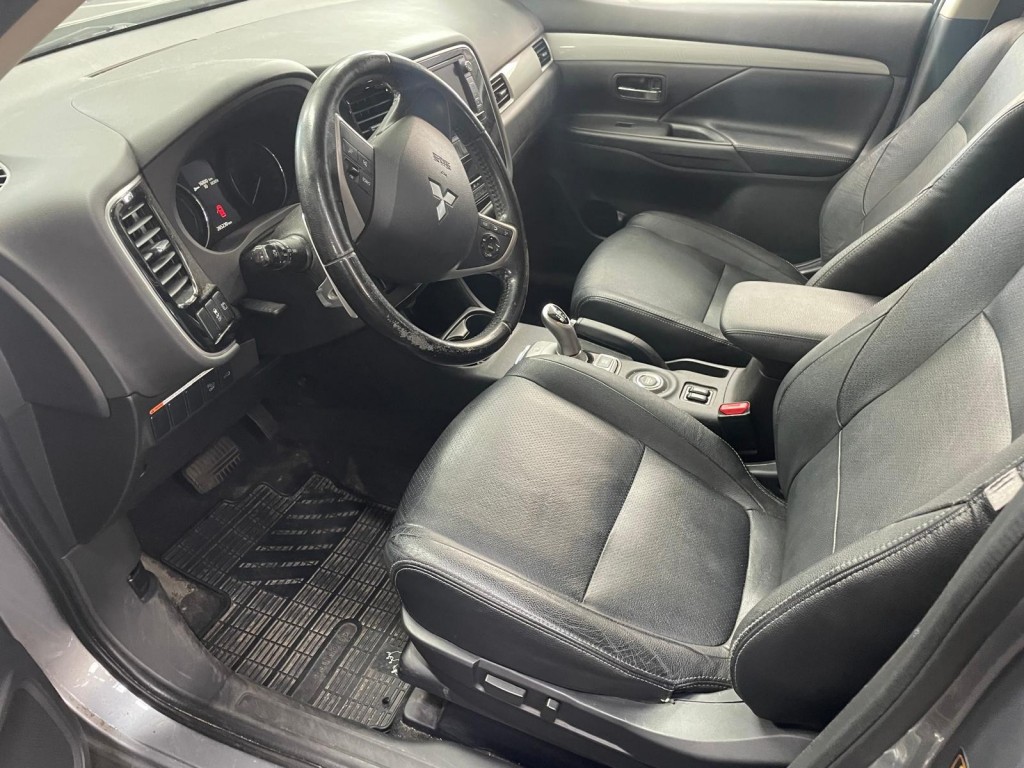 Mitsubishi Outlander Mitsubishi Outlander 2.0 PHEV L ED. XLINE 4 WD Trekhaak Schuif/kanteldak Leder Navi