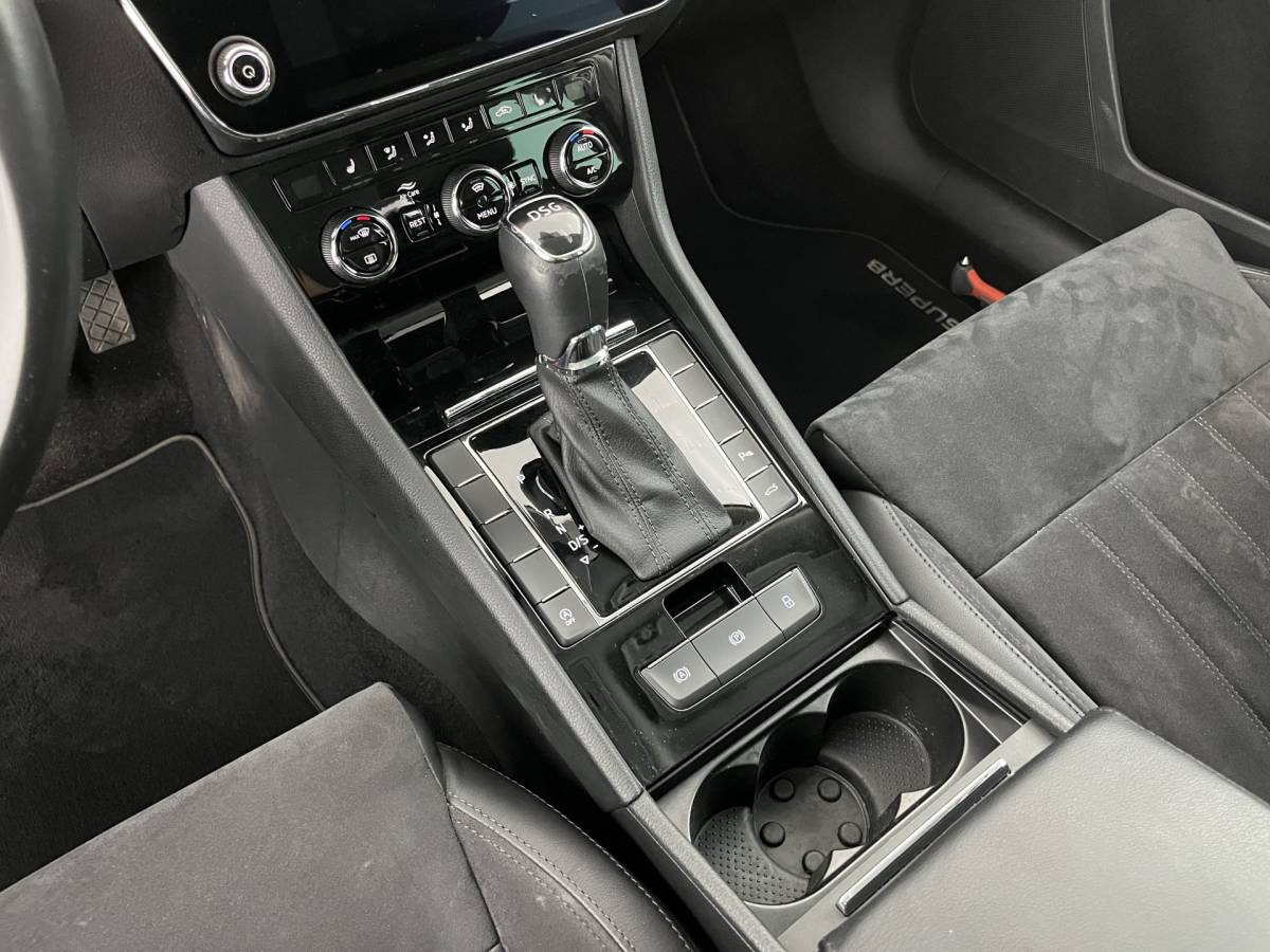 Škoda Superb ŠKODA Superb Combi 1.5 TSI ACT Style Business (INCL-BTW) Aut. *LEATHER-MICROFIBRE | XENON | CANTON-AUDIO | MEMORY-PACK | NAVI-FULLMAP | CAMERA | KEYLESS | HEATED-COMFORTSEATS | PRIVACY-GLASS | SHIFTPADDLES | ECC | PDC | CRUISE | 18”ALU*