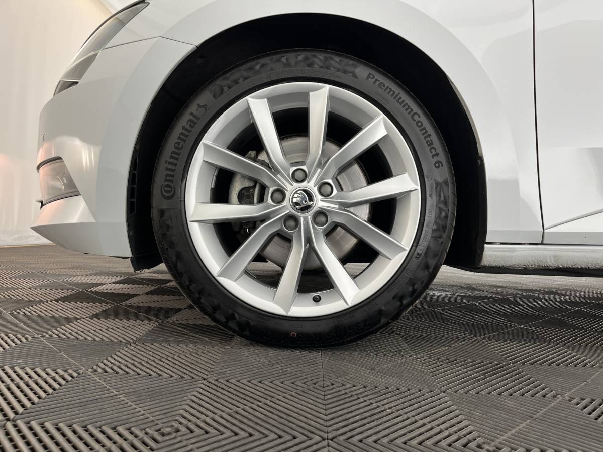 Škoda Superb ŠKODA Superb Combi 1.5 TSI ACT Style Business (INCL-BTW) Aut. *LEATHER-MICROFIBRE | XENON | CANTON-AUDIO | MEMORY-PACK | NAVI-FULLMAP | CAMERA | KEYLESS | HEATED-COMFORTSEATS | PRIVACY-GLASS | SHIFTPADDLES | ECC | PDC | CRUISE | 18”ALU*