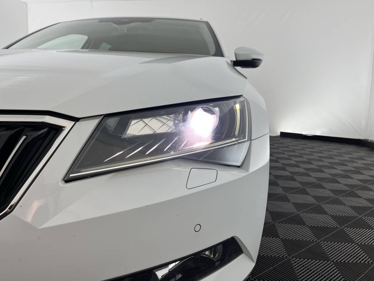 Škoda Superb ŠKODA Superb Combi 1.5 TSI ACT Style Business (INCL-BTW) Aut. *LEATHER-MICROFIBRE | XENON | CANTON-AUDIO | MEMORY-PACK | NAVI-FULLMAP | CAMERA | KEYLESS | HEATED-COMFORTSEATS | PRIVACY-GLASS | SHIFTPADDLES | ECC | PDC | CRUISE | 18”ALU*