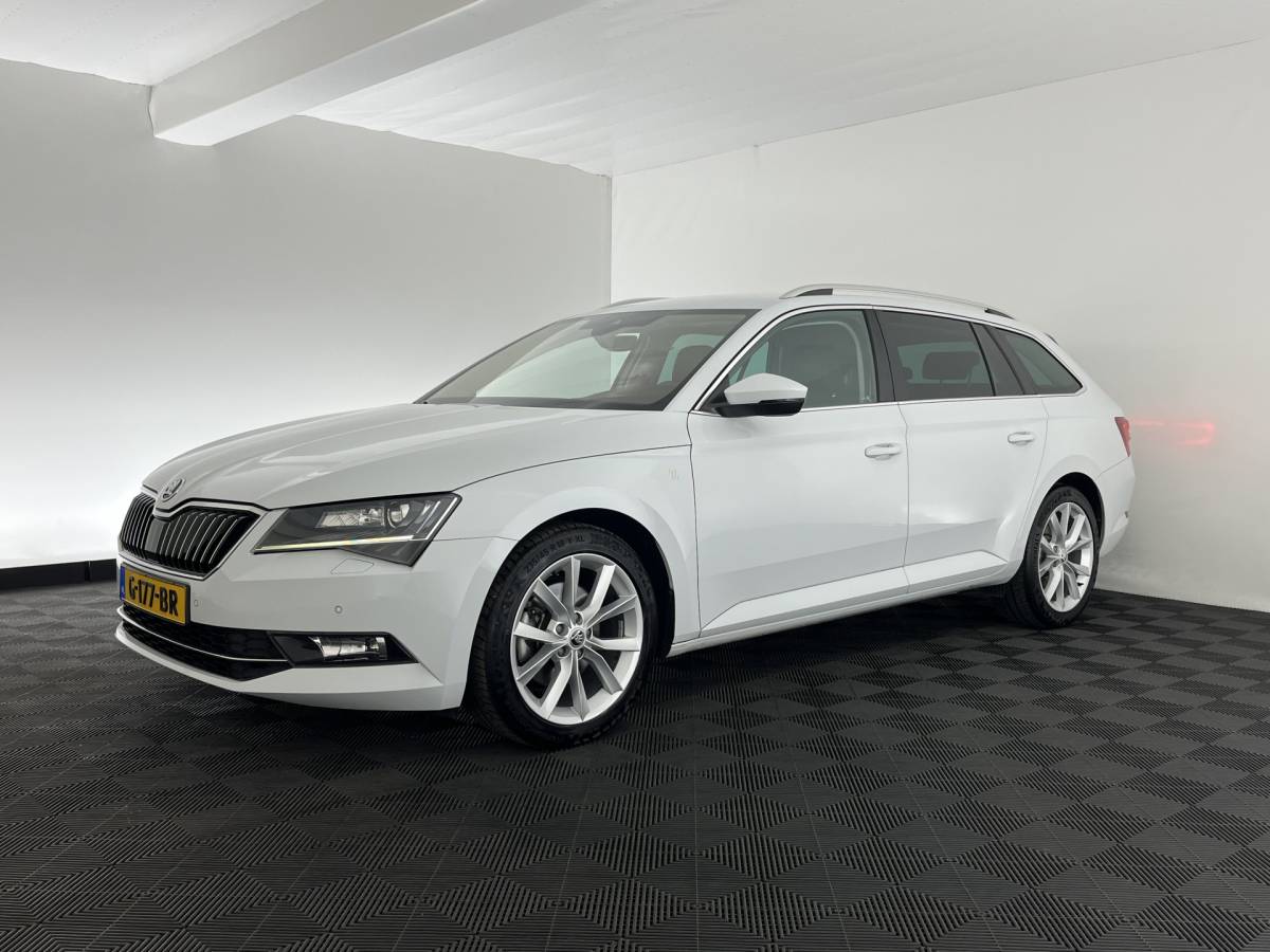 Škoda Superb ŠKODA Superb Combi 1.5 TSI ACT Style Business (INCL-BTW) Aut. *LEATHER-MICROFIBRE | XENON | CANTON-AUDIO | MEMORY-PACK | NAVI-FULLMAP | CAMERA | KEYLESS | HEATED-COMFORTSEATS | PRIVACY-GLASS | SHIFTPADDLES | ECC | PDC | CRUISE | 18”ALU*