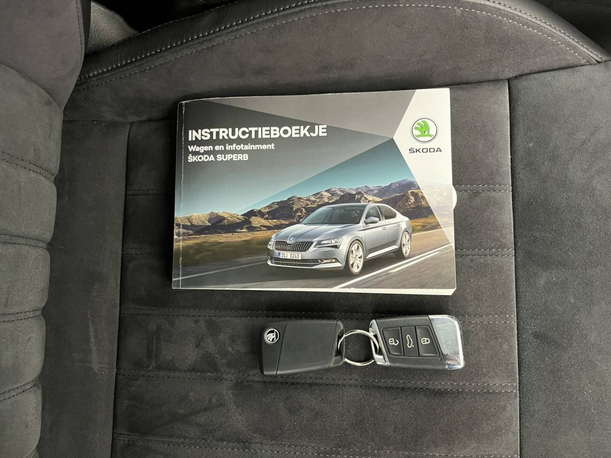 Škoda Superb ŠKODA Superb Combi 1.5 TSI ACT Style Business (INCL-BTW) Aut. *LEATHER-MICROFIBRE | XENON | CANTON-AUDIO | MEMORY-PACK | NAVI-FULLMAP | CAMERA | KEYLESS | HEATED-COMFORTSEATS | PRIVACY-GLASS | SHIFTPADDLES | ECC | PDC | CRUISE | 18”ALU*