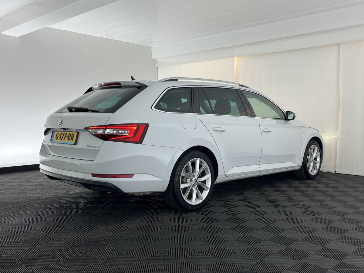 Škoda Superb ŠKODA Superb Combi 1.5 TSI ACT Style Business (INCL-BTW) Aut. *LEATHER-MICROFIBRE | XENON | CANTON-AUDIO | MEMORY-PACK | NAVI-FULLMAP | CAMERA | KEYLESS | HEATED-COMFORTSEATS | PRIVACY-GLASS | SHIFTPADDLES | ECC | PDC | CRUISE | 18”ALU*