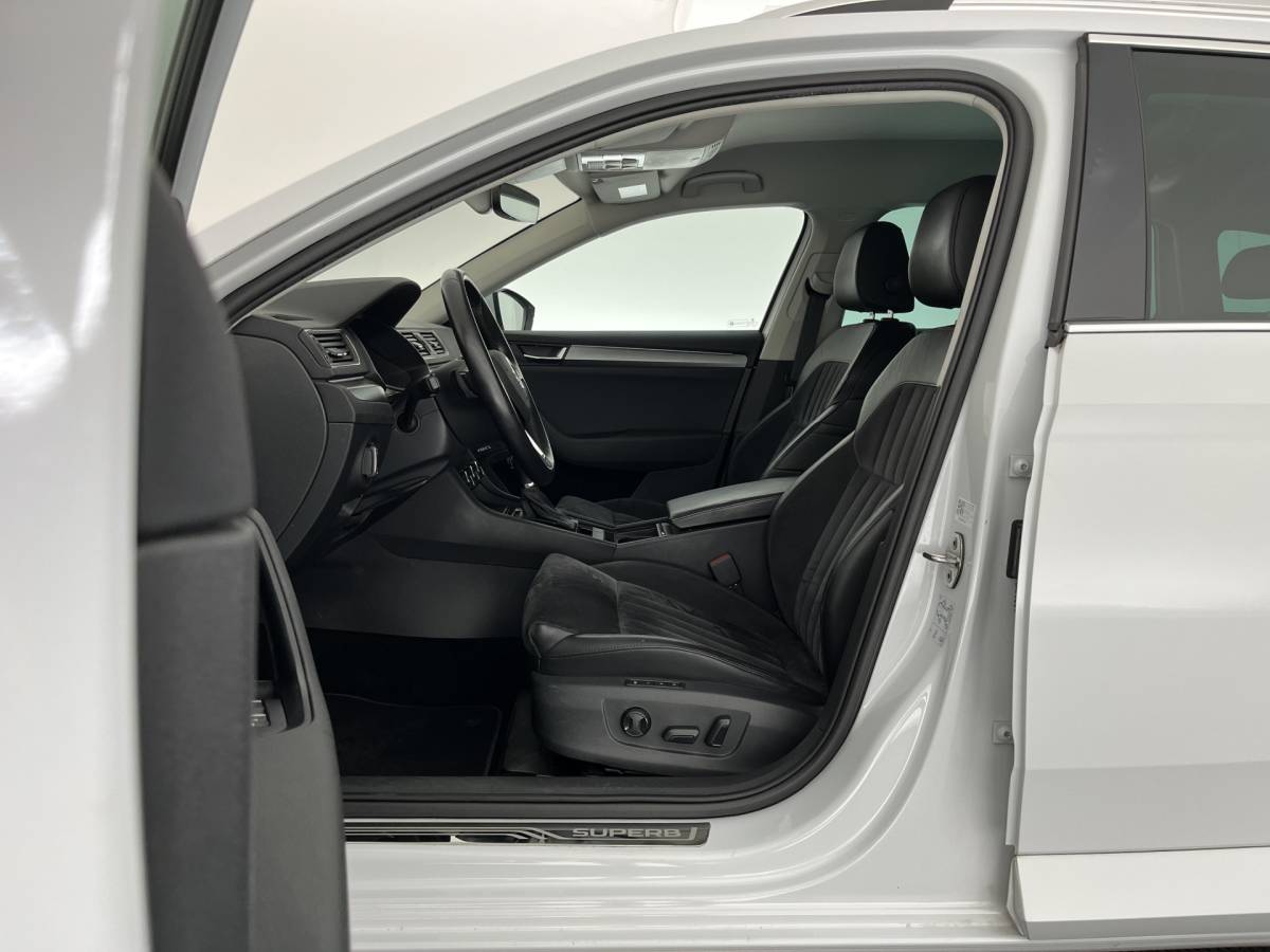 Škoda Superb ŠKODA Superb Combi 1.5 TSI ACT Style Business (INCL-BTW) Aut. *LEATHER-MICROFIBRE | XENON | CANTON-AUDIO | MEMORY-PACK | NAVI-FULLMAP | CAMERA | KEYLESS | HEATED-COMFORTSEATS | PRIVACY-GLASS | SHIFTPADDLES | ECC | PDC | CRUISE | 18”ALU*