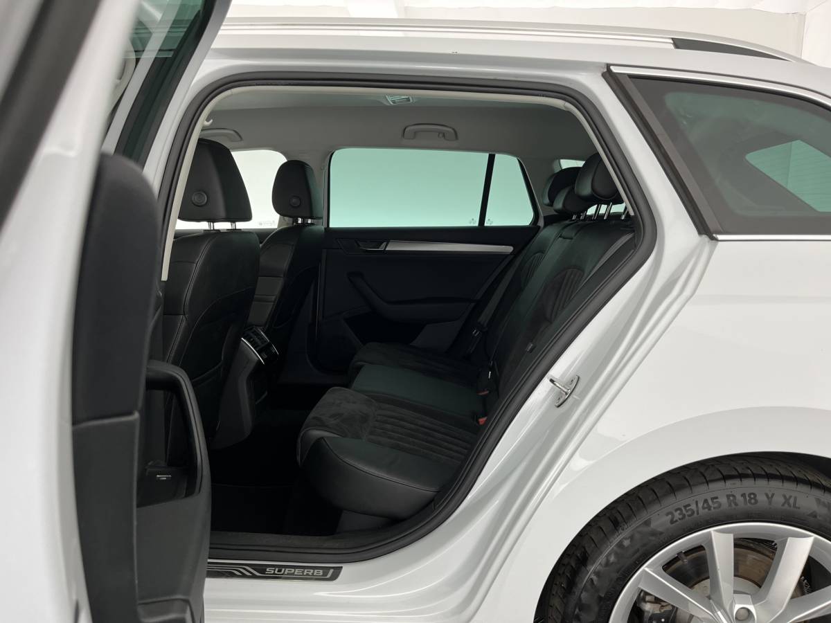 Škoda Superb ŠKODA Superb Combi 1.5 TSI ACT Style Business (INCL-BTW) Aut. *LEATHER-MICROFIBRE | XENON | CANTON-AUDIO | MEMORY-PACK | NAVI-FULLMAP | CAMERA | KEYLESS | HEATED-COMFORTSEATS | PRIVACY-GLASS | SHIFTPADDLES | ECC | PDC | CRUISE | 18”ALU*