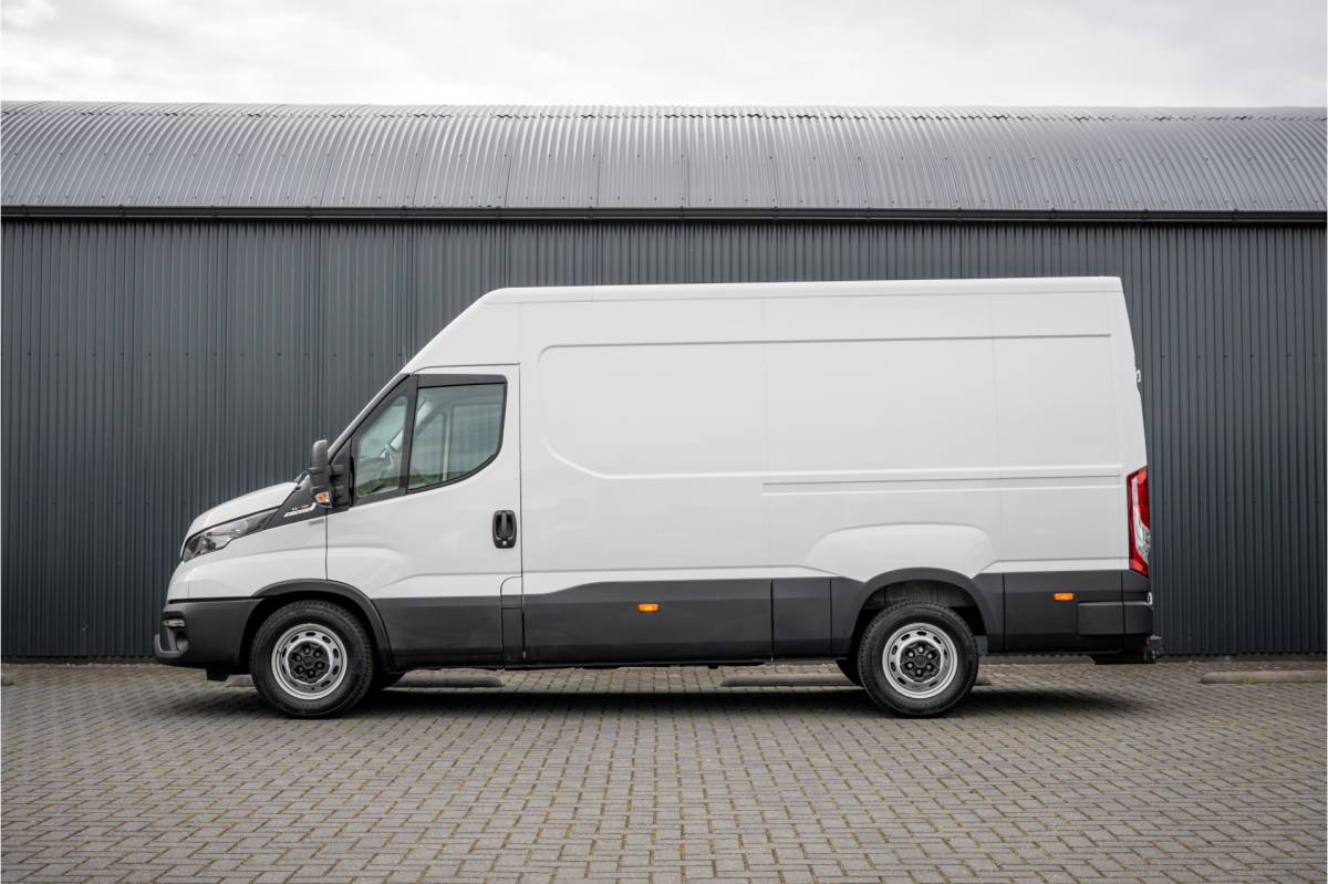 Iveco Daily Iveco Daily 35S18 | 3.0L 180PK | Automaat | NW MODEL | 3.5T Trekgewicht | Camera | Carplay | Climate