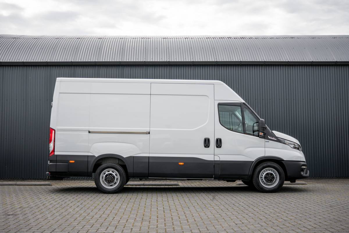 Iveco Daily Iveco Daily 35S18 | 3.0L 180PK | Automaat | NW MODEL | 3.5T Trekgewicht | Camera | Carplay | Climate