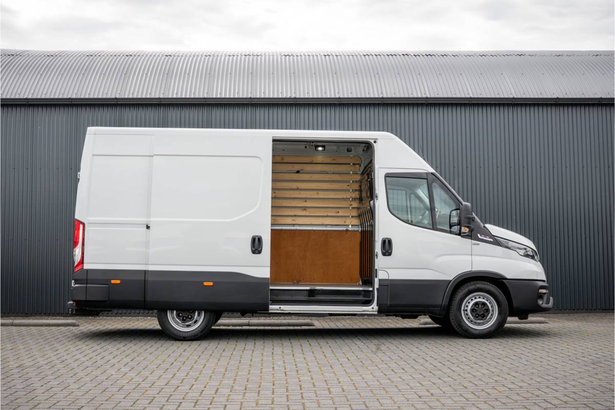 Iveco Daily Iveco Daily 35S18 | 3.0L 180PK | Automaat | NW MODEL | 3.5T Trekgewicht | Camera | Carplay | Climate