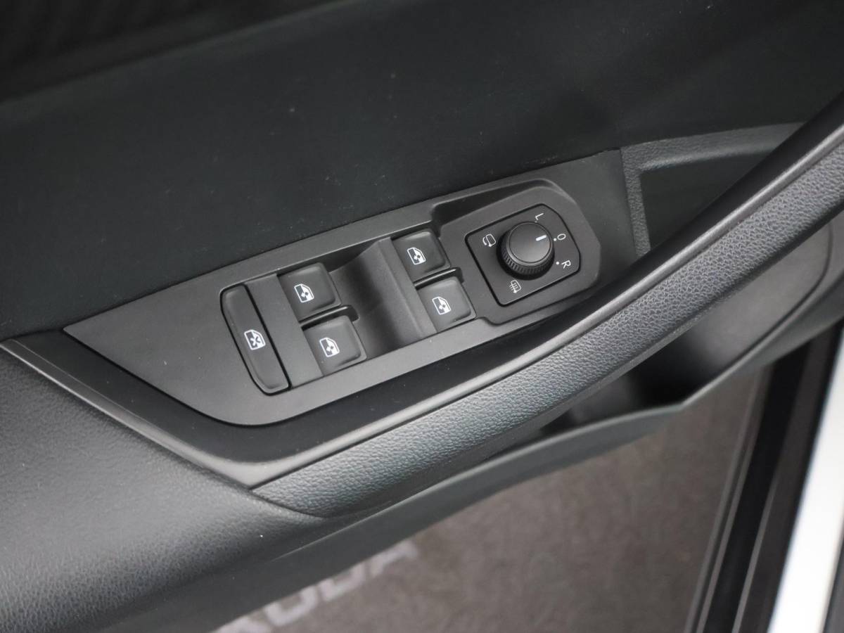 Škoda Karoq Skoda Karoq 1.5 TSI ACT Sportline Business PANODAK|BLIS|ACC|19INCH|CANTON|CAMERA|WINTERPACK|ELEK.ACHTERKLEP