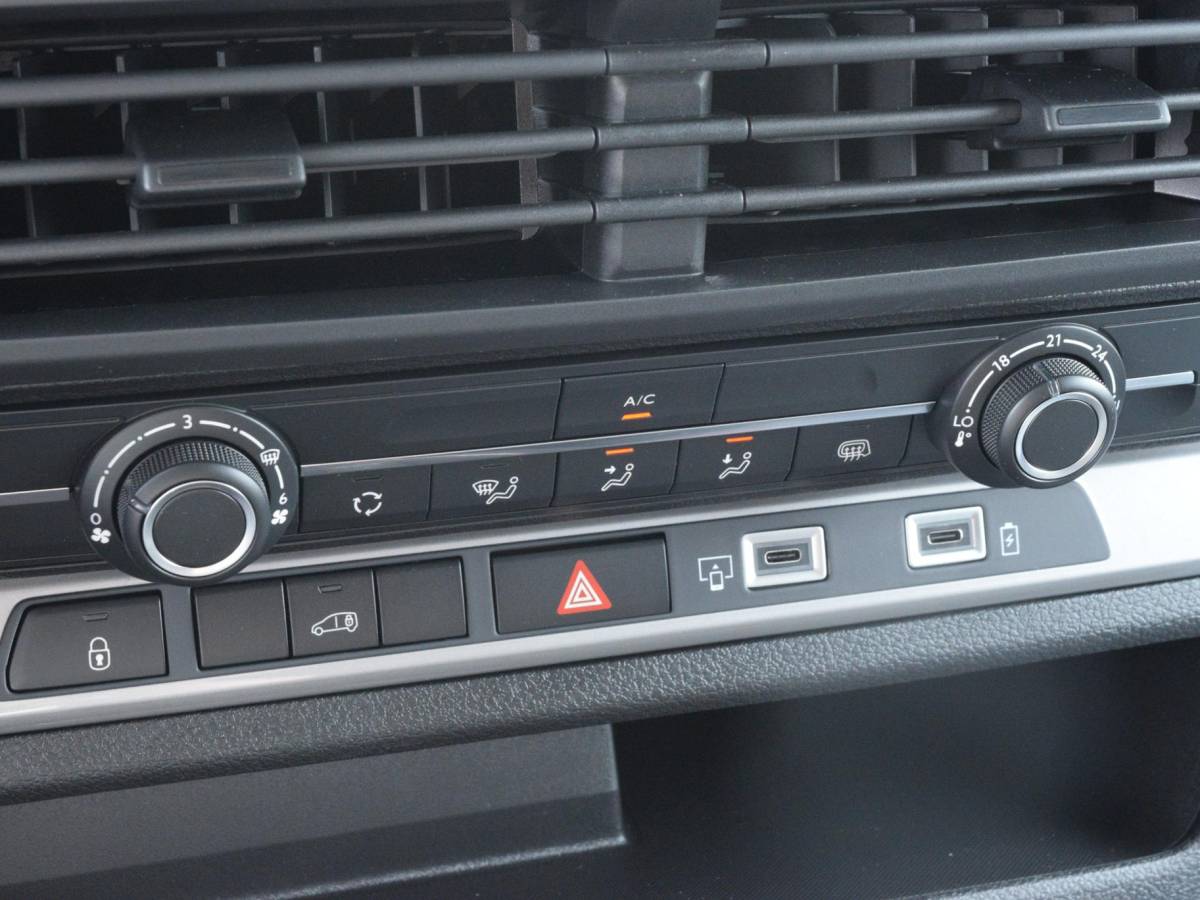 Opel Vivaro-e Opel Vivaro Electric L2 75 kWh | tot 8 jaar garantie | laadruimtebetimmering | dodehoek detectie | Apple Carplay | camera | parkeersensoren voor & achter | Comfort scheidingswand | rijklaarprijs
