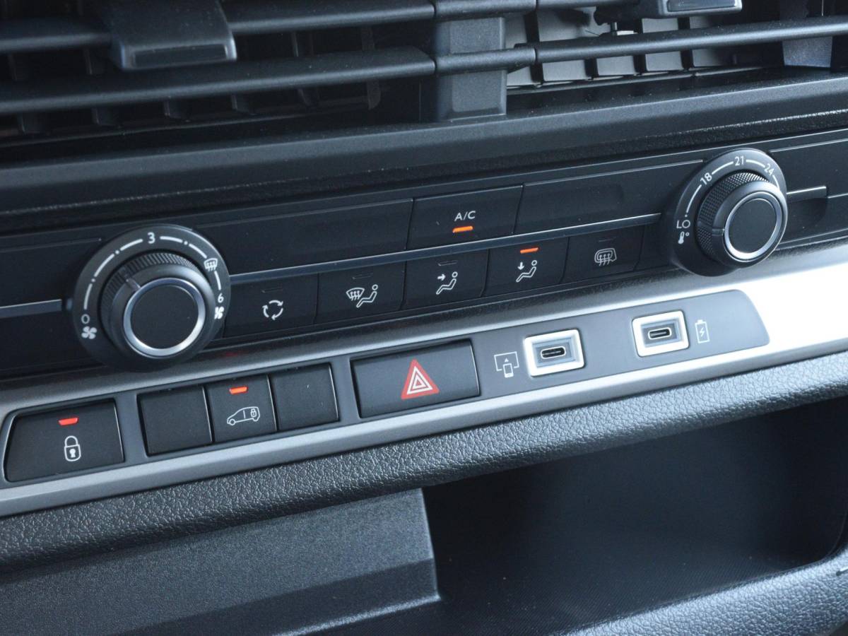 Opel Vivaro-e Opel Vivaro Electric L3 75 kWh | tot 8 jaar garantie | laadruimtebetimmering | Dodehoek detectie | navi incl. Apple Carplay | camera | parkeersensoren voor & achter | Comfort scheidingswand | rijklaarprijs |