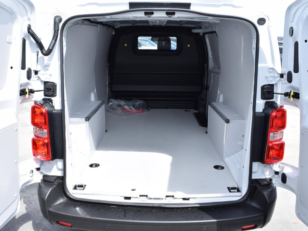 Opel Vivaro-e Opel Vivaro Electric L3 75 kWh | tot 8 jaar garantie | laadruimtebetimmering | Dodehoek detectie | navi incl. Apple Carplay | camera | parkeersensoren voor & achter | Comfort scheidingswand | rijklaarprijs |