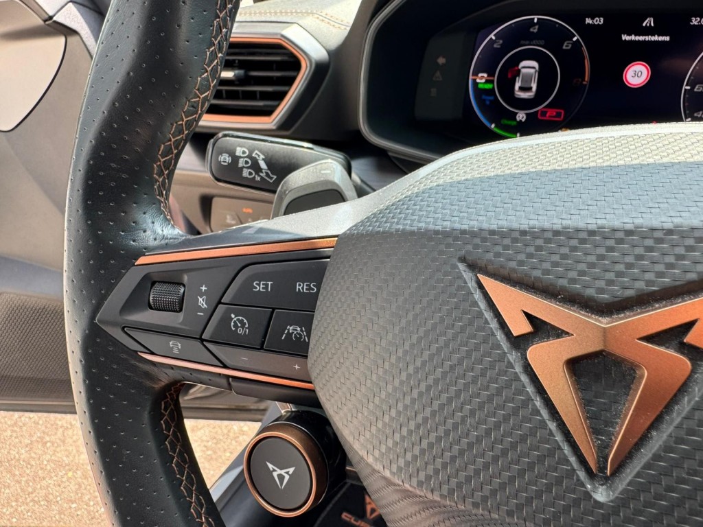 CUPRA Formentor Cupra Formentor 1.4 E-Hybrid VZ PERF. VZ stuur Panoramadak Trekhaak El.klep SOH 99% Camera Blis 245PK