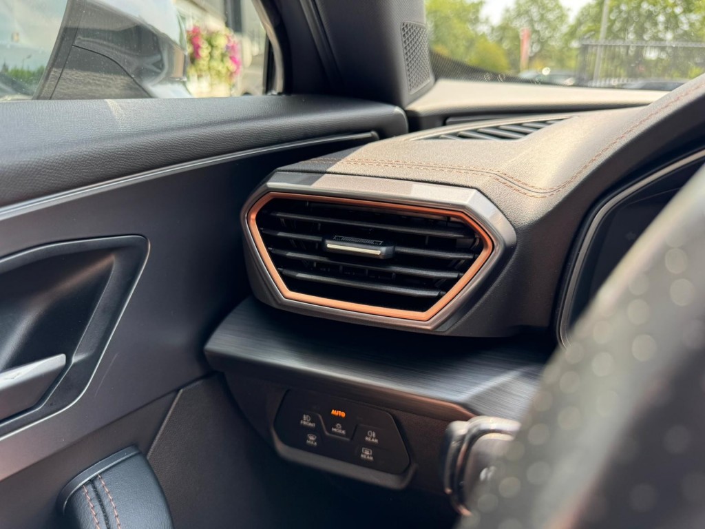 CUPRA Formentor Cupra Formentor 1.4 E-Hybrid VZ PERF. VZ stuur Panoramadak Trekhaak El.klep SOH 99% Camera Blis 245PK