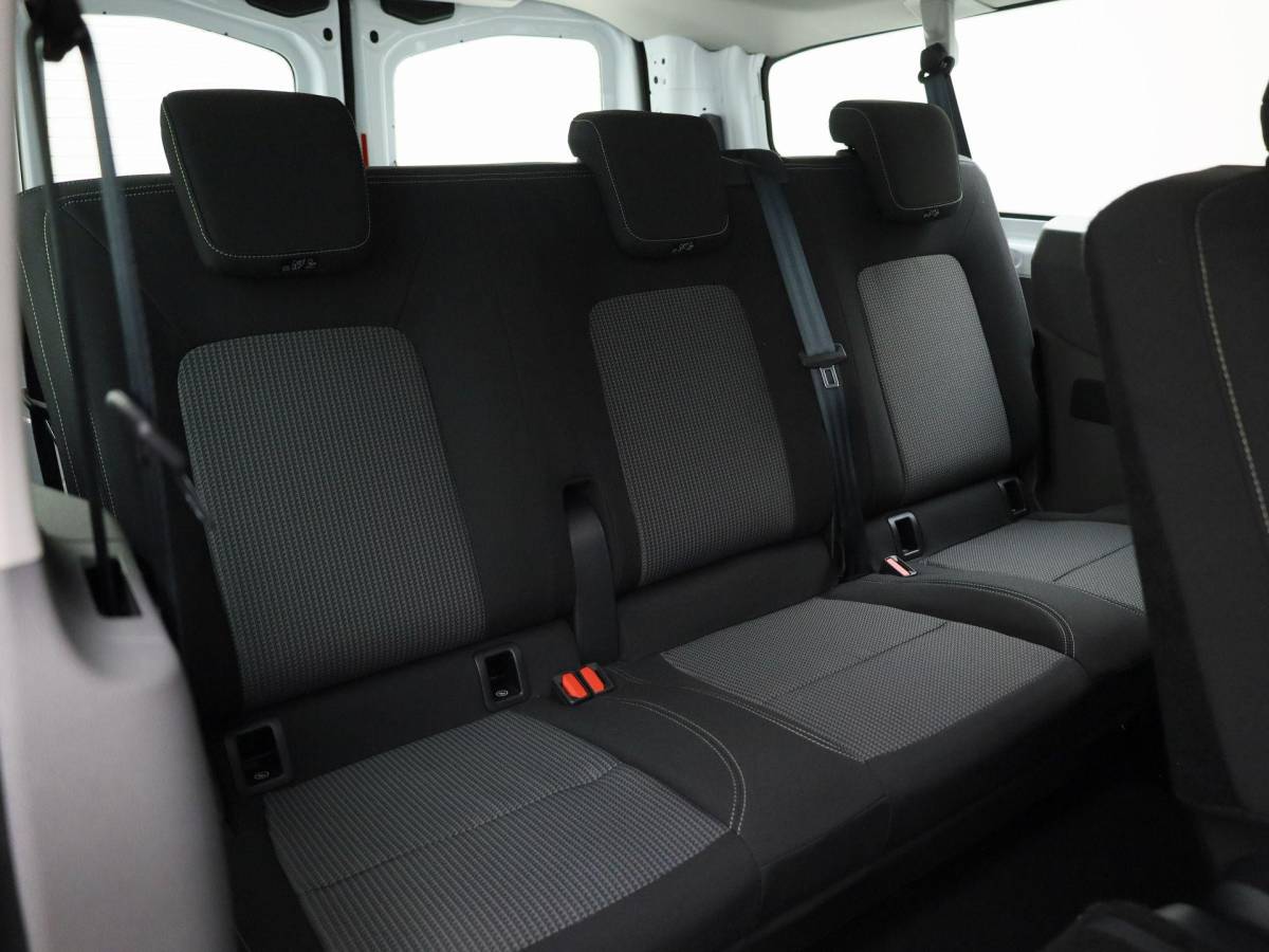 Volkswagen e-Transporter Volkswagen Bedrijfswagens e-Transporter Kombi Life 64kWh 218pk L2 9 persoons 716161