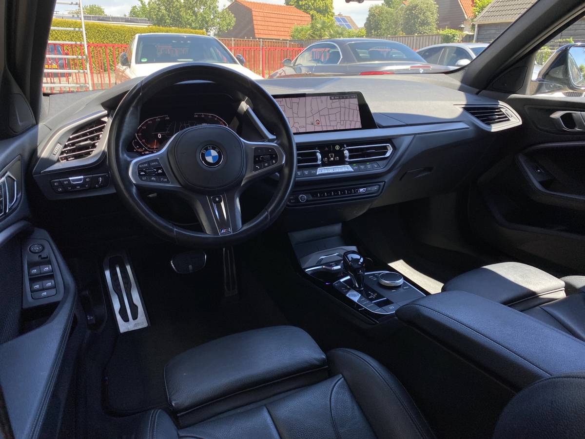 BMW 1 Serie BMW 1-serie 118i M-Sport 136 pk AUT. | 1e eigenaar | dealer onderh. | navigatie | leder sportstoelen | stoel-stuurverwarming