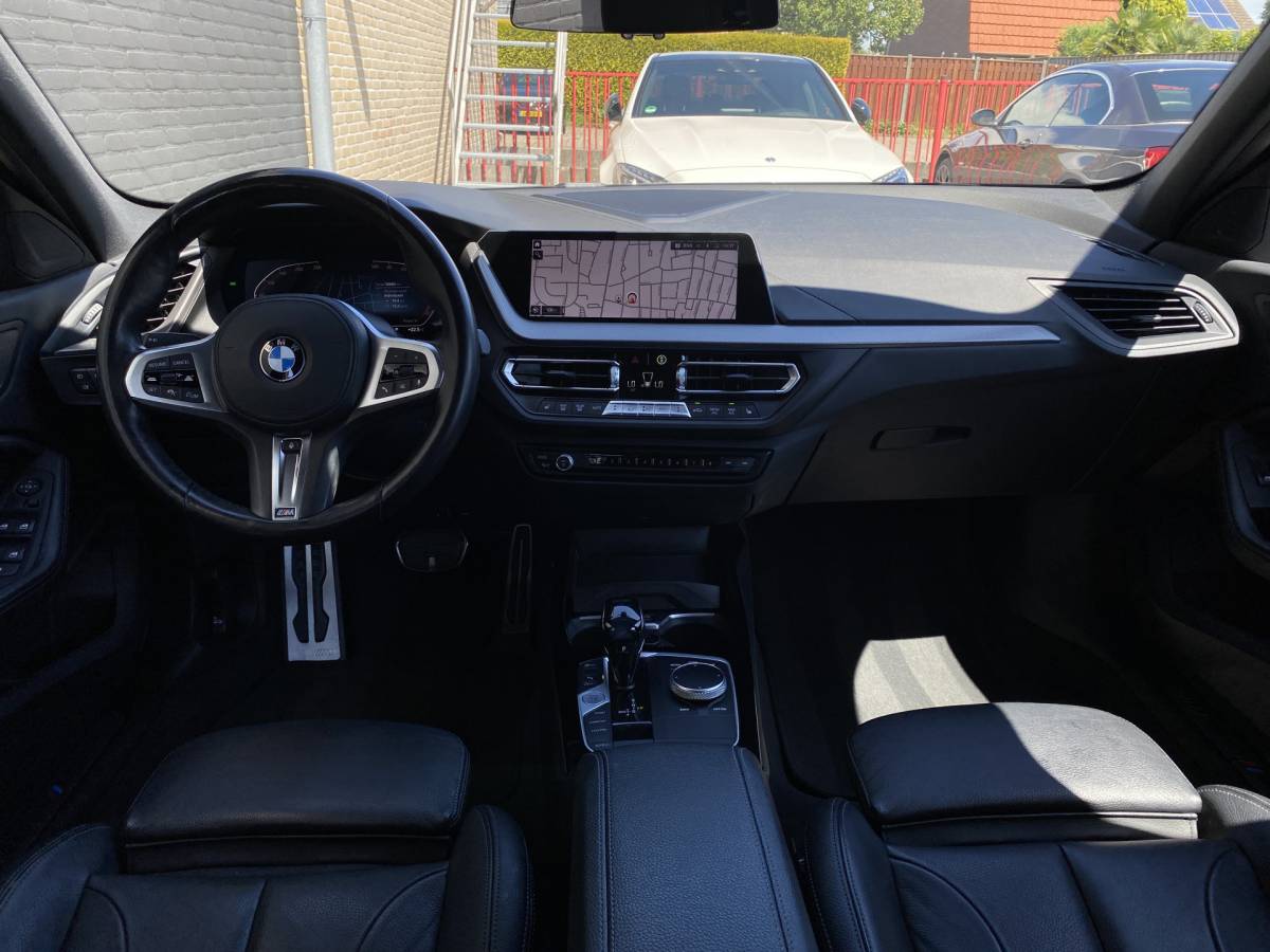 BMW 1 Serie BMW 1-serie 118i M-Sport 136 pk AUT. | 1e eigenaar | dealer onderh. | navigatie | leder sportstoelen | stoel-stuurverwarming