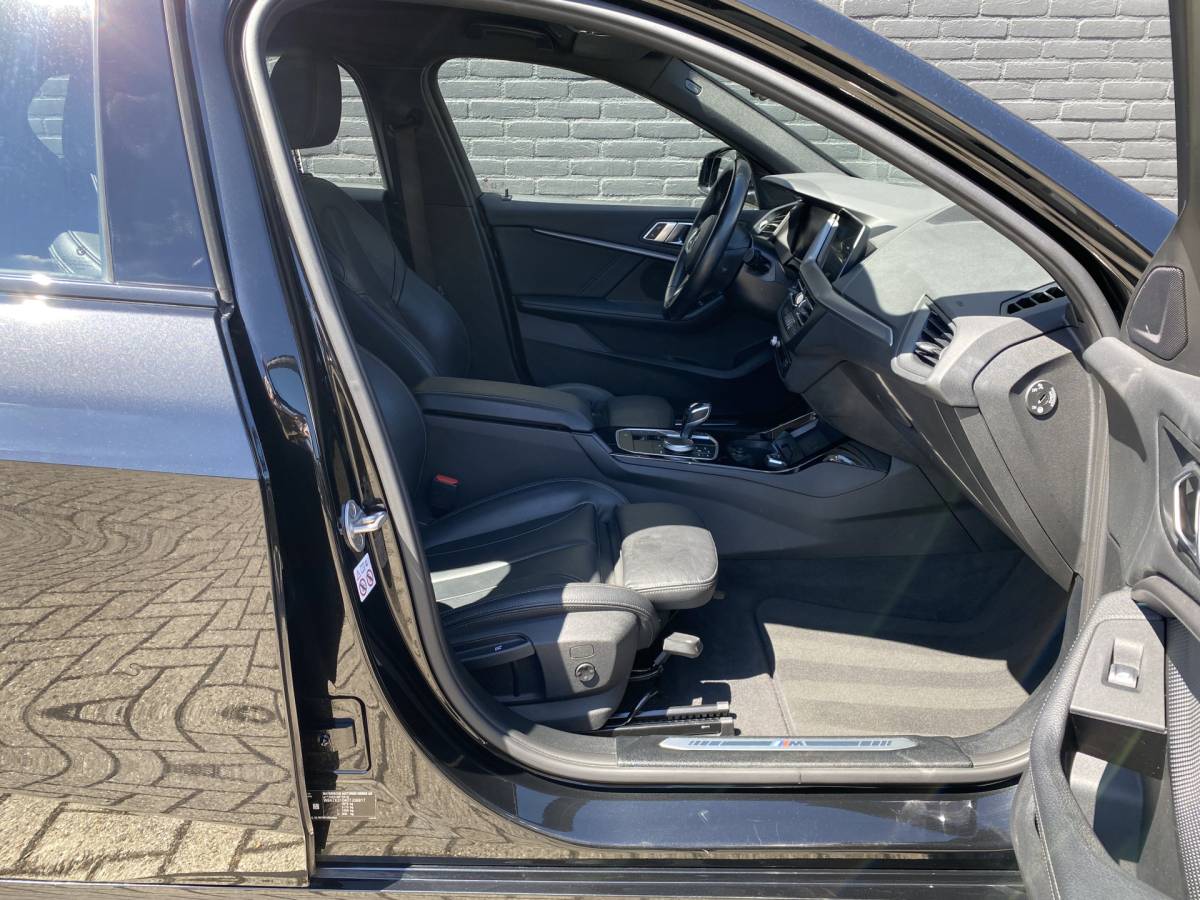 BMW 1 Serie BMW 1-serie 118i M-Sport 136 pk AUT. | 1e eigenaar | dealer onderh. | navigatie | leder sportstoelen | stoel-stuurverwarming