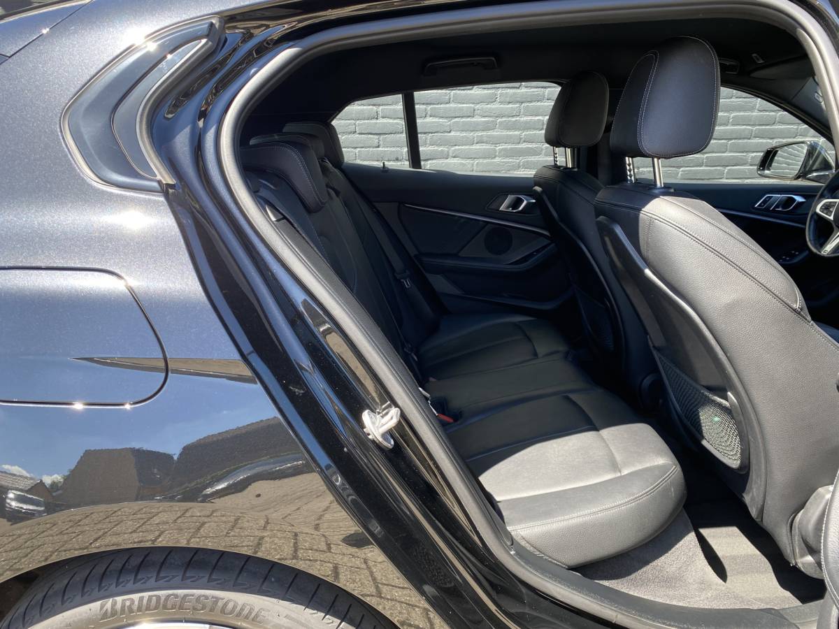 BMW 1 Serie BMW 1-serie 118i M-Sport 136 pk AUT. | 1e eigenaar | dealer onderh. | navigatie | leder sportstoelen | stoel-stuurverwarming