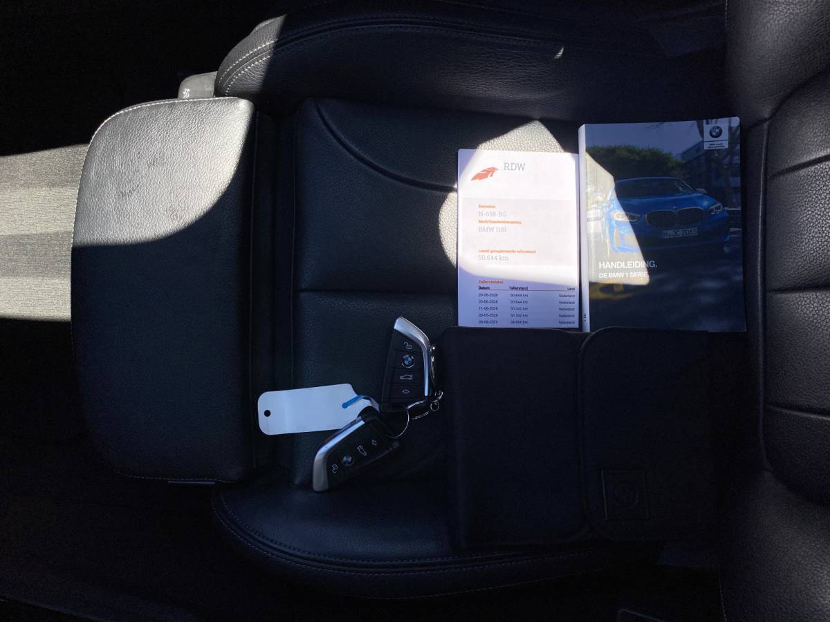 BMW 1 Serie BMW 1-serie 118i M-Sport 136 pk AUT. | 1e eigenaar | dealer onderh. | navigatie | leder sportstoelen | stoel-stuurverwarming