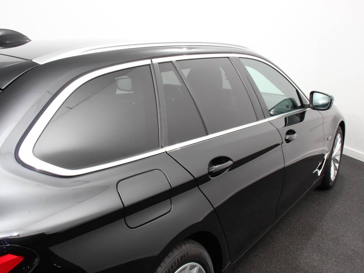 BMW 5 Serie BMW 5-serie Touring 530e Business PHEV AUTOMAAT Adaptieve cruise control LED Leder Navigatie Stoelverwarming Achteruitrijcamera Sfeerverlichting Lane assist Climate control Apple Carplay/ Android Auto