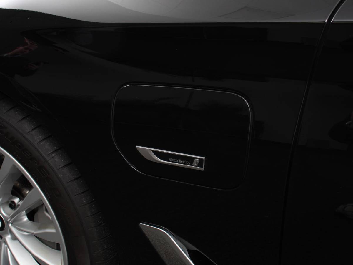 BMW 5 Serie BMW 5-serie Touring 530e Business PHEV AUTOMAAT Adaptieve cruise control LED Leder Navigatie Stoelverwarming Achteruitrijcamera Sfeerverlichting Lane assist Climate control Apple Carplay/ Android Auto