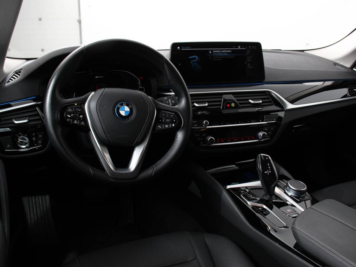 BMW 5 Serie BMW 5-serie Touring 530e Business PHEV AUTOMAAT Adaptieve cruise control LED Leder Navigatie Stoelverwarming Achteruitrijcamera Sfeerverlichting Lane assist Climate control Apple Carplay/ Android Auto