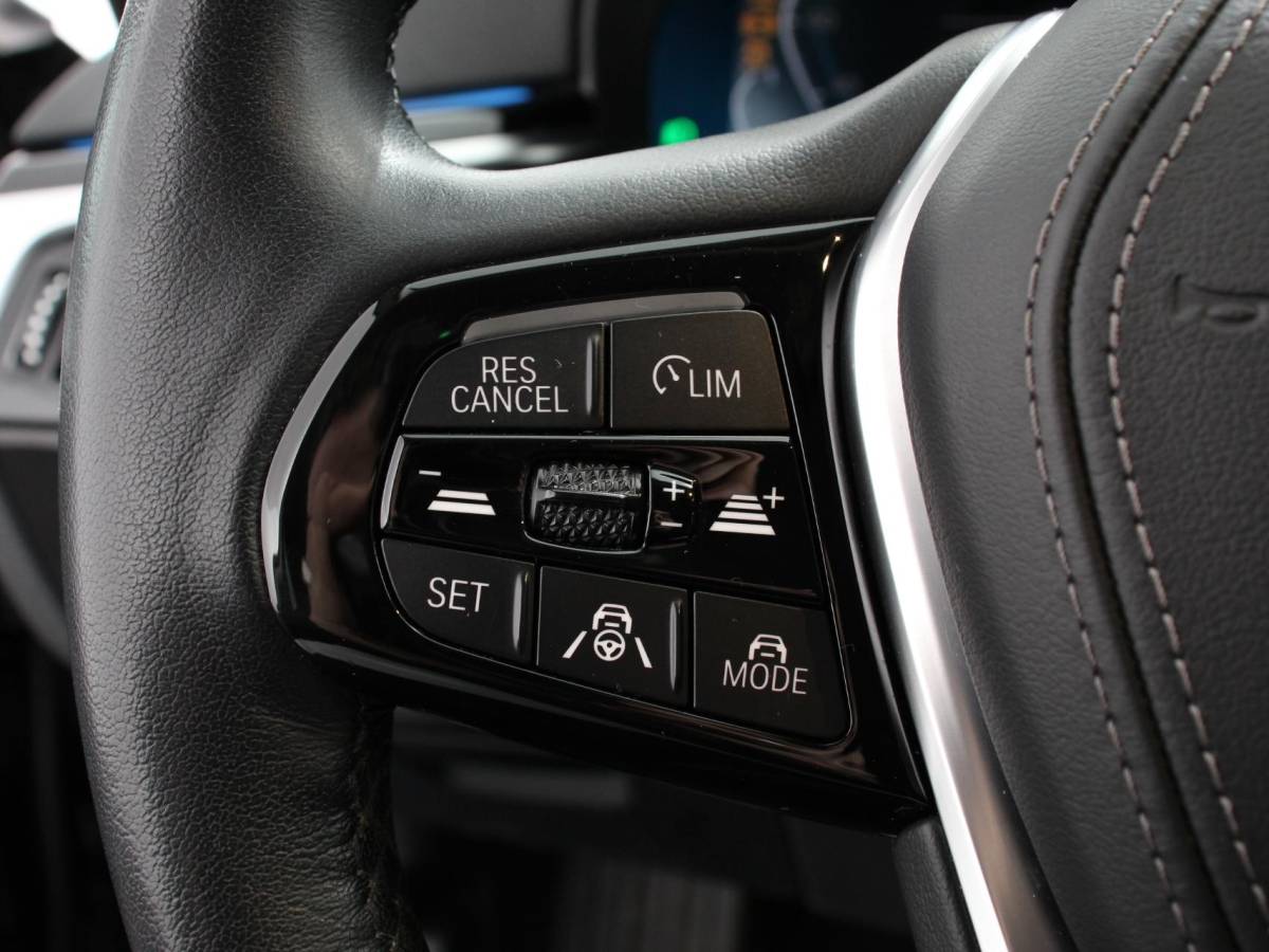 BMW 5 Serie BMW 5-serie Touring 530e Business PHEV AUTOMAAT Adaptieve cruise control LED Leder Navigatie Stoelverwarming Achteruitrijcamera Sfeerverlichting Lane assist Climate control Apple Carplay/ Android Auto