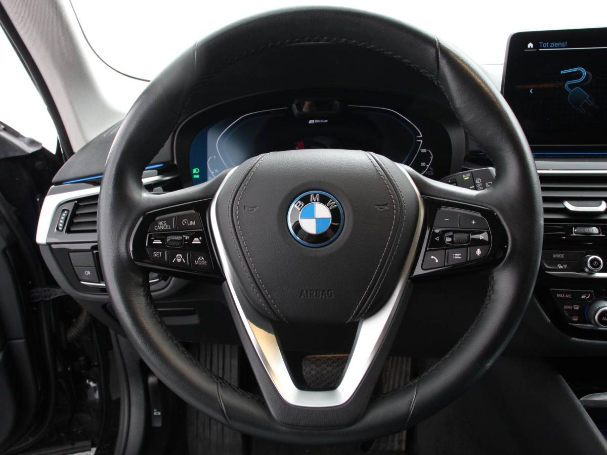 BMW 5 Serie BMW 5-serie Touring 530e Business PHEV AUTOMAAT Adaptieve cruise control LED Leder Navigatie Stoelverwarming Achteruitrijcamera Sfeerverlichting Lane assist Climate control Apple Carplay/ Android Auto