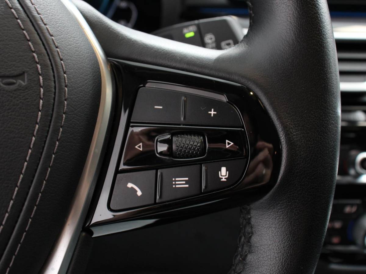 BMW 5 Serie BMW 5-serie Touring 530e Business PHEV AUTOMAAT Adaptieve cruise control LED Leder Navigatie Stoelverwarming Achteruitrijcamera Sfeerverlichting Lane assist Climate control Apple Carplay/ Android Auto