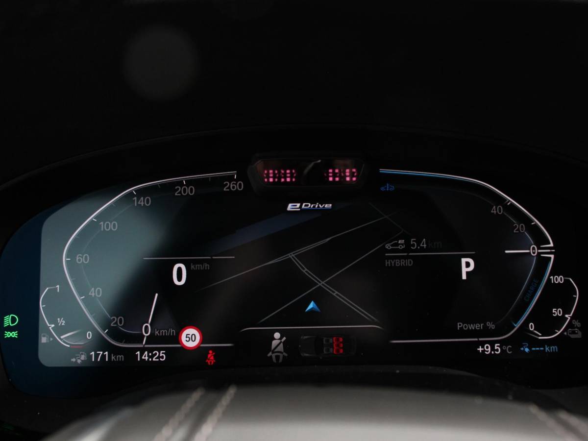 BMW 5 Serie BMW 5-serie Touring 530e Business PHEV AUTOMAAT Adaptieve cruise control LED Leder Navigatie Stoelverwarming Achteruitrijcamera Sfeerverlichting Lane assist Climate control Apple Carplay/ Android Auto