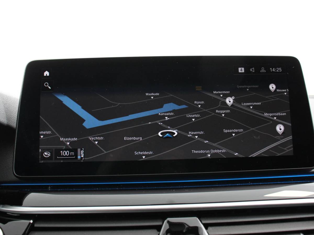 BMW 5 Serie BMW 5-serie Touring 530e Business PHEV AUTOMAAT Adaptieve cruise control LED Leder Navigatie Stoelverwarming Achteruitrijcamera Sfeerverlichting Lane assist Climate control Apple Carplay/ Android Auto