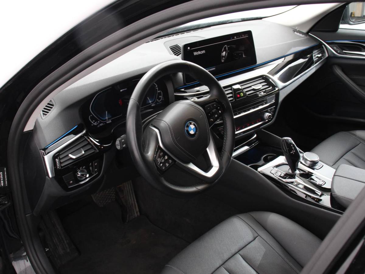 BMW 5 Serie BMW 5-serie Touring 530e Business PHEV AUTOMAAT Adaptieve cruise control LED Leder Navigatie Stoelverwarming Achteruitrijcamera Sfeerverlichting Lane assist Climate control Apple Carplay/ Android Auto