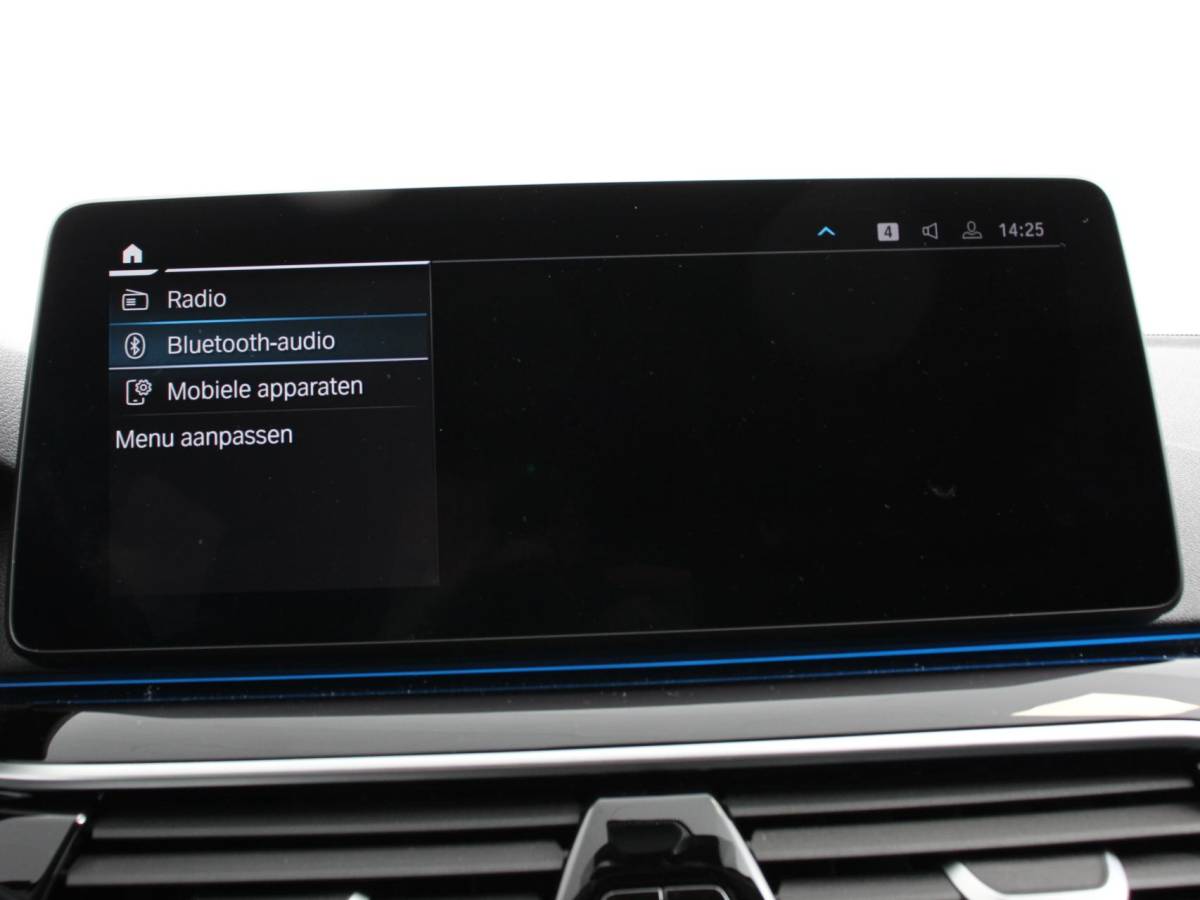 BMW 5 Serie BMW 5-serie Touring 530e Business PHEV AUTOMAAT Adaptieve cruise control LED Leder Navigatie Stoelverwarming Achteruitrijcamera Sfeerverlichting Lane assist Climate control Apple Carplay/ Android Auto