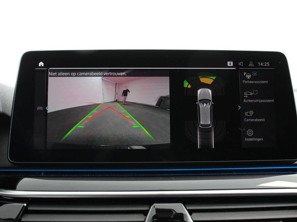 BMW 5 Serie BMW 5-serie Touring 530e Business PHEV AUTOMAAT Adaptieve cruise control LED Leder Navigatie Stoelverwarming Achteruitrijcamera Sfeerverlichting Lane assist Climate control Apple Carplay/ Android Auto
