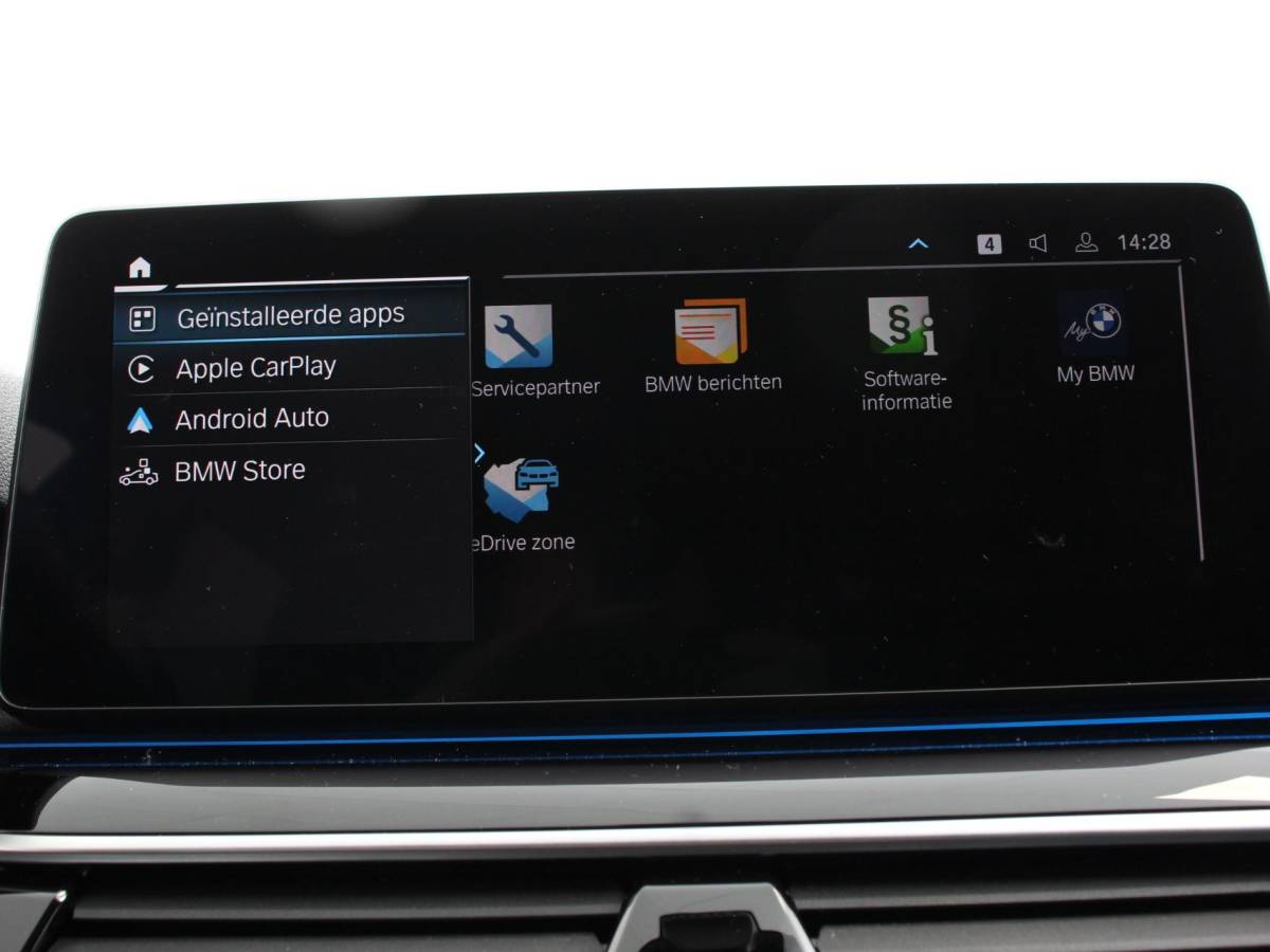 BMW 5 Serie BMW 5-serie Touring 530e Business PHEV AUTOMAAT Adaptieve cruise control LED Leder Navigatie Stoelverwarming Achteruitrijcamera Sfeerverlichting Lane assist Climate control Apple Carplay/ Android Auto