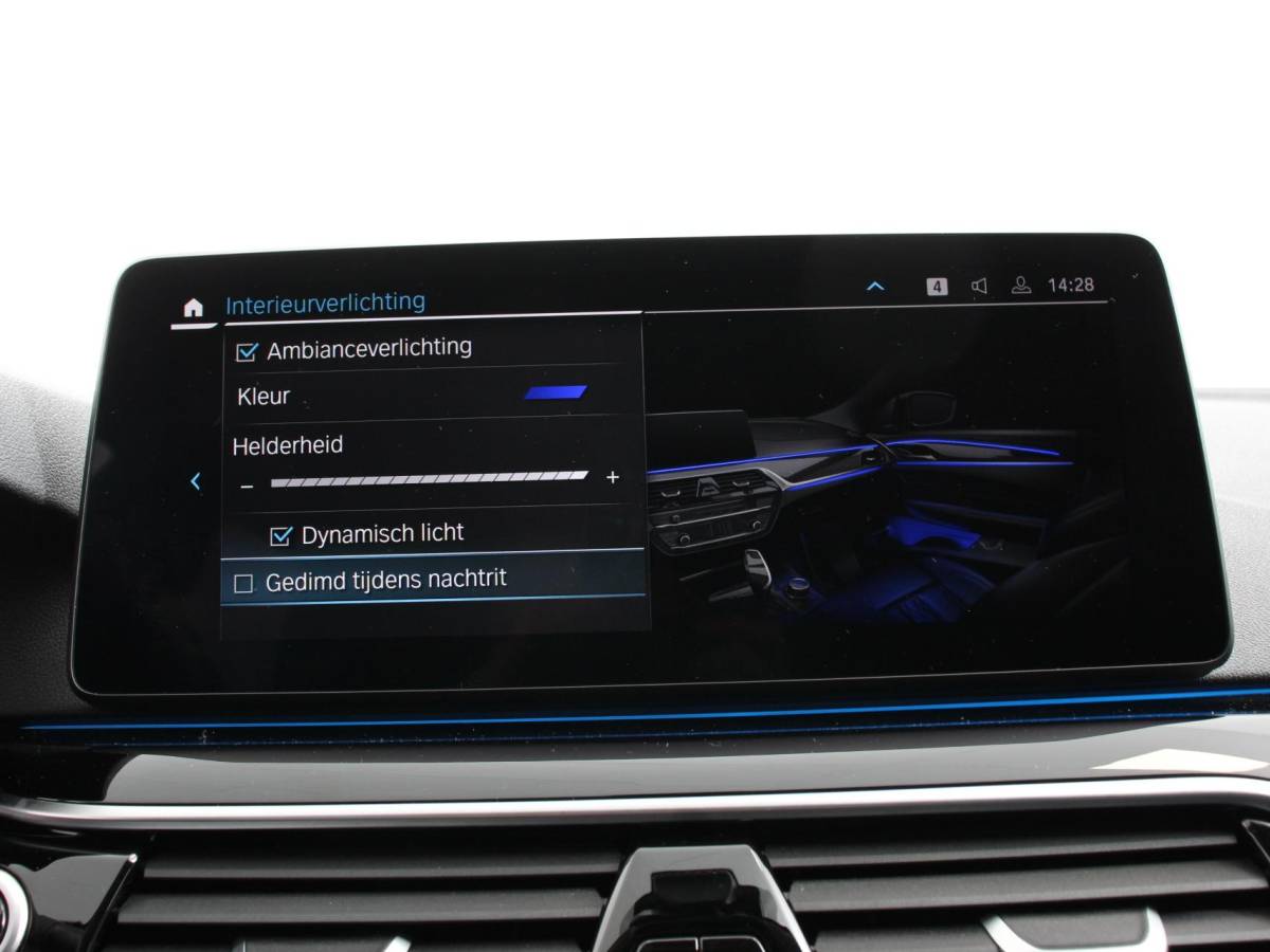 BMW 5 Serie BMW 5-serie Touring 530e Business PHEV AUTOMAAT Adaptieve cruise control LED Leder Navigatie Stoelverwarming Achteruitrijcamera Sfeerverlichting Lane assist Climate control Apple Carplay/ Android Auto